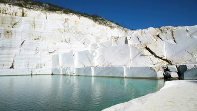 人工湖清晰的绿松石水形成大理石采石场